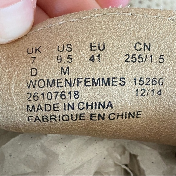 CLARKS ORIGINALS WOMEN 9.5 M TAN LASER CUT SUEDE CHUKKA ANKLE BOOTS - Picture 6 of 6